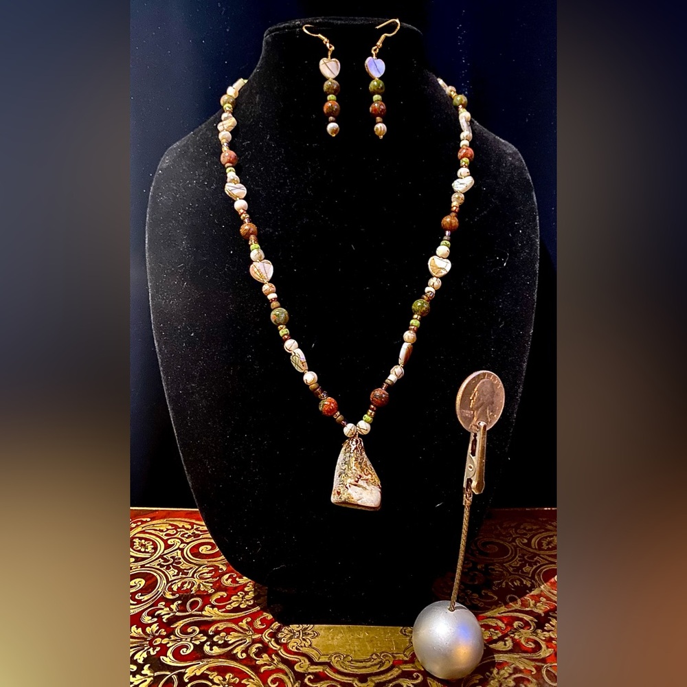 SHOJ 1” Long Agate Pendant Necklace with Matching Earrings